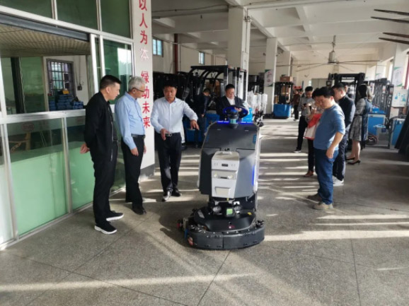 情暖永新昌丨熱烈歡迎廈門總商會舉辦的哈工大會長班同學(xué)光臨廈門永新昌參觀指導(dǎo)。